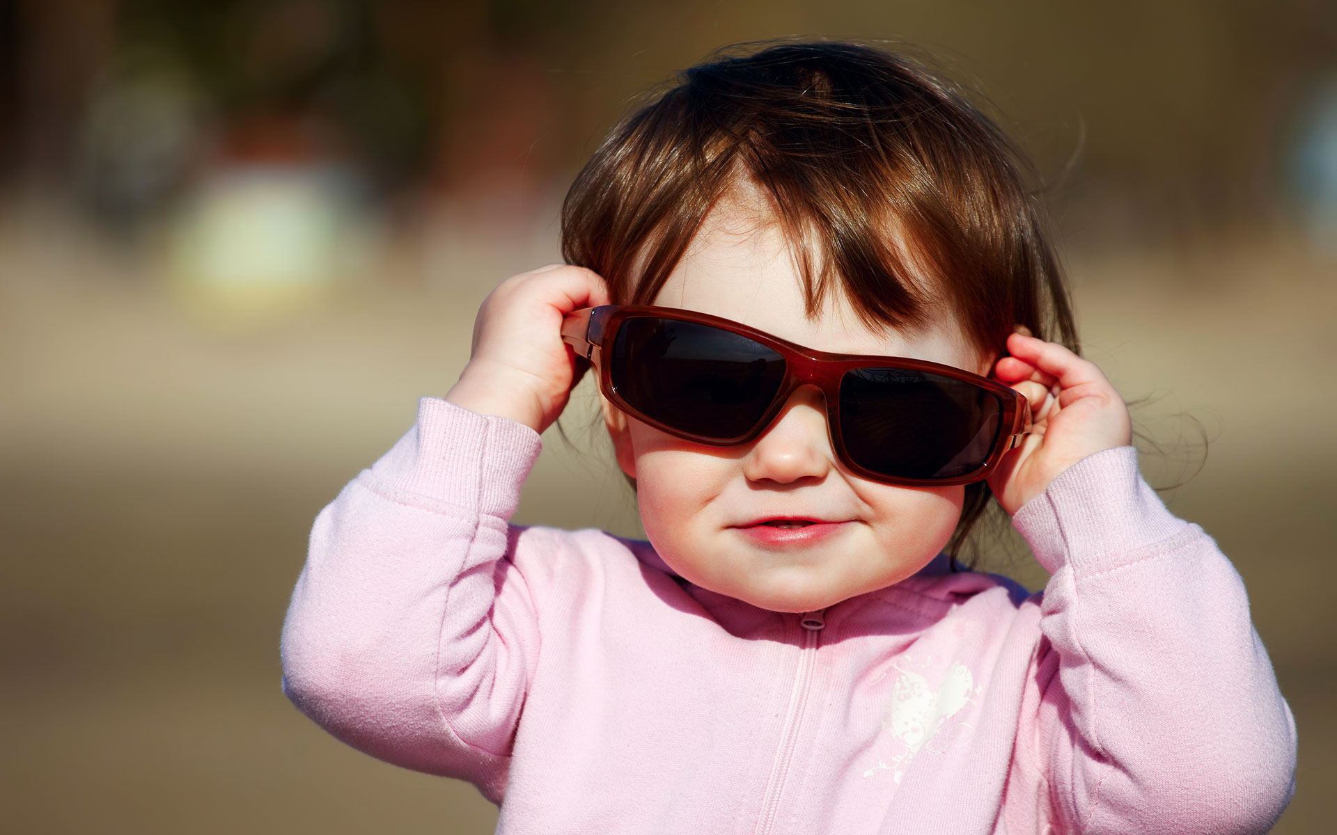 Маленькая девочка в солнцезащитных очках
